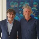 El concejal de JxCat Roger Pinart, junto a Carles Puigdemont