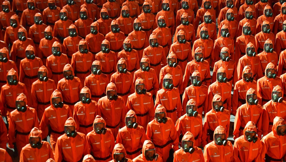 Desfile de soldados en la exhibición militar de Corea del Norte por su 73 aniversario