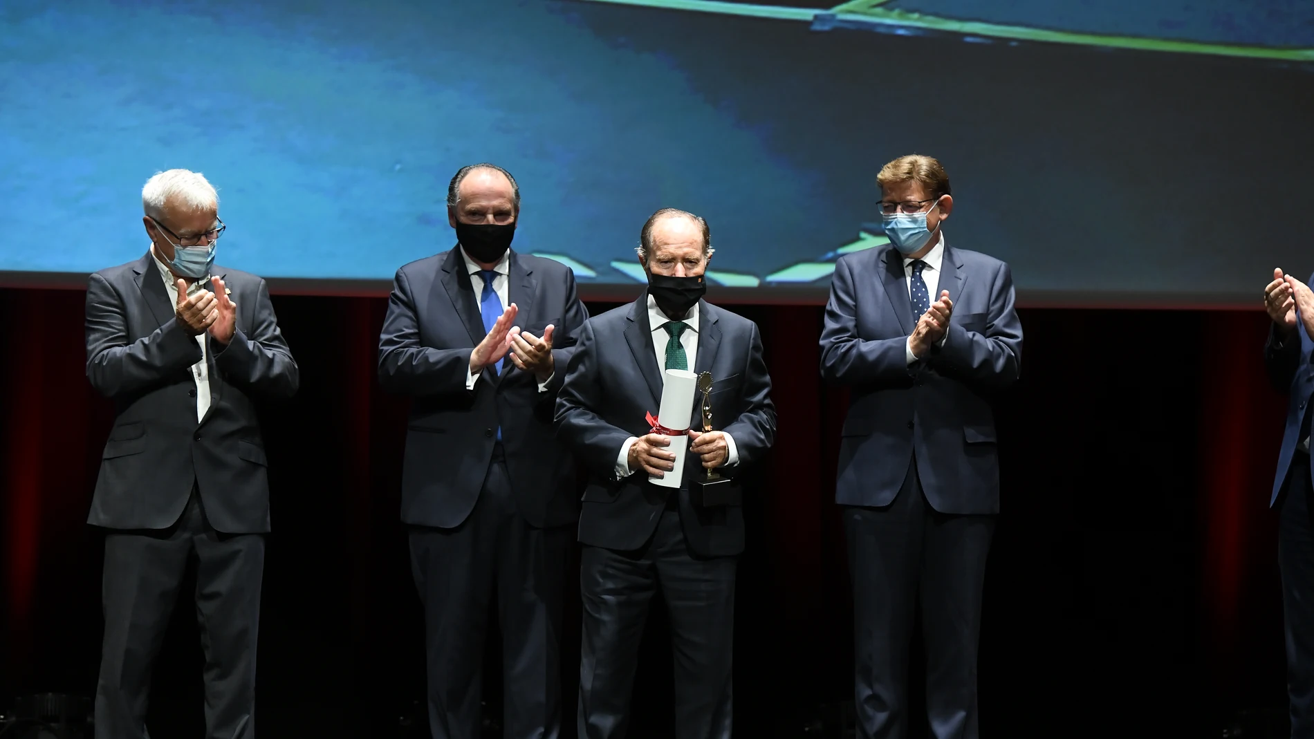 Ricardo Martínez, presidente de la empresa Sociedad Agricultores de la Vega, recibe el galardón en reconocimiento a su trayectoria profesional. En la imagen, de izquierda a derecha: Joan Ribó, José Vicente Morata, Ricardo Martínez y Ximo Puig