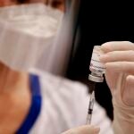 Una enfermera prepara una dosis de la vacuna de AstraZeneca