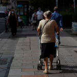 Imagen de una mujer mayor andando con su andador