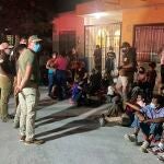 MEX954. MONTERREY (MÉXICO), 08/09/2021.- Fotografía cedida hoy por la Secretaría de Gobernación, de elementos del Instituto Nacional de Migración que resguardan a inmigrantes en una casa, de la ciudad de Monterrey, estado de Nuevo León (México). Un total de 648 migrantes centroamericanos, además de Haití, Cuba y Ecuador, entre ellos 67 menores solos, fueron hallados entre el 4 y 7 de septiembre, hacinados en viviendas y en autobuses en distintas zonas del estado de Nuevo León (norte), informó este miércoles el Instituto Nacional de Migración (INM) de México. EFE/Secretaría de Gobernación/SOLO USO EDITORIAL/SOLO DISPONIBLE PARA ILUSTRAR LA NOTICIA QUE ACOMPAÑA (CRÉDITO OBLIGATORIO)