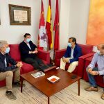 El delegado territorial de la Junta en Valladolid, Augusto Cobos, recibe a los representantes de la Plataforma por el Soterramiento del Ferrocarril