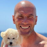 Zinedine Zidane, junto a su perro.