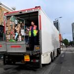 London (United Kingdom), 09/09/2021.- A Tesco delivery driver loads a lorry outside a supermarket in central London, Britain, 09 September 2021. A shortage of lorry drivers has left supermarkets and restaurants short of produce across the UK. Brexit and the Covid pandemic has meant there aren't enough lorry drivers to meet the demand. (Reino Unido, Londres) EFE/EPA/ANDY RAIN