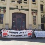 Concentración de CGT València, Indignats amb Renfe y Usuàries del Tren Valencià en la puerta de la Estación del Norte de València