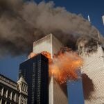 Las Torres Gemelas de Nueva York en llamas tras el atentado perpetrado por Al Qaeda el pasado 11 de septiembre de 2001