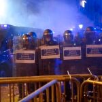 Agentes de los Mossos d'Esquadra durante los incidentes registrados en las inmediaciones de la comisaría de Vía Laietana de Barcelona