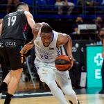 El ala-pívot del Real Madrid Guerschon Yabusele supera a Giorgi Shermadini en el Lenovo Tenerife-Real Madrid