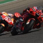 Francesco Bagnaia y Marc Márquez, durante su pelea en la carrera de MotoGP del Gran Premio de Aragón