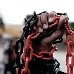 AME3809. SAN JOSÉ (COSTA RICA), 12/09/2021.- Una persona sostiene unas cadenas durante unas manifestaciones en contra del gobierno del presidente de Nicaragua, Daniel Ortega, hoy, en San José (Costa Rica). El dirigente de exiliados nicaragüenses Joao Maldonado recibió este sábado un ataque a balazos cuando se movilizaba en su vehículo en Costa Rica, informó la Unidad de Exiliados Nicaragüenses (UEN). Este ataque ocurrió en la víspera de una marcha que la UEN llevará a cabo el domingo en San José para protestar contra el Gobierno nicaragüense del mandatario Daniel Ortega. EFE/ Jeffrey Arguedas