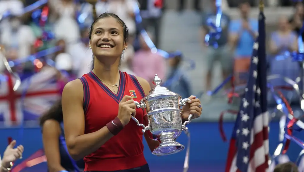 Emma Raducanu, de sólo 18 años, sujeta el trofeo de campeona del US Open