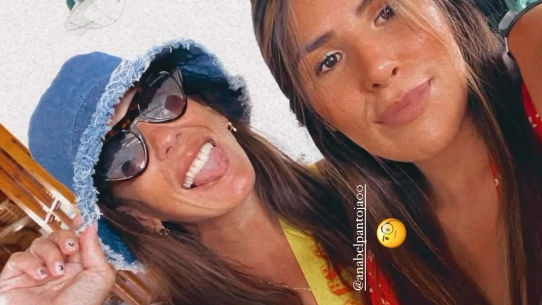 Isa y Anabel Pantoja en su despedida de soltera