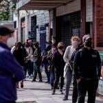 GRAF8952. BUENOS AIRES (ARGENTINA), 12/09/2021.- Ciudadanos hacen fila en un puesto de votación durante la jornada de elecciones primarias hoy, en Buenos Aires (Argentina). Los colegios electorales de Argentina abrieron este domingo para las elecciones primarias legislativas que se celebran con protocolos sanitarios especiales debido a la pandemia de la covid-19. Unos 34,3 millones de argentinos están convocados para definir este domingo con su voto las listas de candidatos que quedarán habilitados para competir en los comicios del 14 de noviembre, en los que se renovarán 127 de los 257 escaños de la Cámara de Diputados y 24 de las 72 bancas del Senado. EFE/ Juan Ignacio Roncoroni