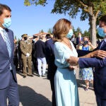 El presidente de la Junta de Castilla y León, Alfonso Fernández Mañueco, saluda a la alcaldesa de Aranda de Duero, Raquel González, en presencia del consejero de la Presidencia, Ángel Ibáñez