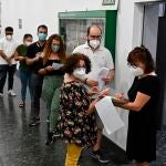 Miles de valencianos se examinan para obtener una plaza en Correos