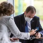 El que fuera jefe de Gabinete de la ex ministra de Exteriores Arancha González Laya, Camilo Villarino (dcha.), ayer, antes de su declaración ante el juez