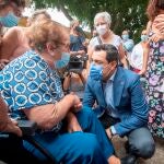 El presidente de la Junta de Andalucía, Juanma Moreno, saluda a una vecina de la barriada de La Asunción, en Jerez de la Frontera (Cádiz), este lunes