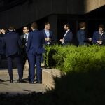 Trabajadores de empresas en la zona de negocios y oficinas de la plaza de Azca (Madrid), a primera hora de la mañana