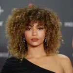 Berta Vázquez con pelo shaggy rizado.