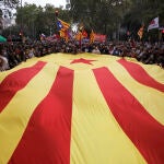 Varias personas sujetan una bandera estelada durante la manifestación organizada por la Izquierda Independentista.