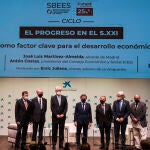 De izquierda a derecha, Ángel Simón, Antón Costas, Juan José López Burniol, José Luis Martínez Almeida, Javier Godó, Josep Sánchez Llibre y Enric Juliana, en CaixaForum