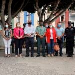 El ayuntamiento de Villajoyosa ha convocado un minuto de silencio al mediodía de hoy en repulsa por el último crimen machista, de una vecina de 40 años degollada ayer por su pareja sentimental y que deja tres niños huérfanos
