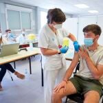 Un joven se vacuna en el centro de vacunación sin cita previa que se ha montado en la Universidad de Girona.EFE/David Borrat.