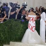 Alexandria Ocasio-Cortez y la diseñadora Aurora James en la Gala del Met 2021