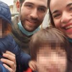 Los padres de Eitan y su hermano, en una foto de este año