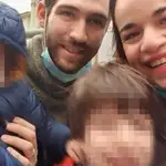 Los padres de Eitan y su hermano, en una foto de este año