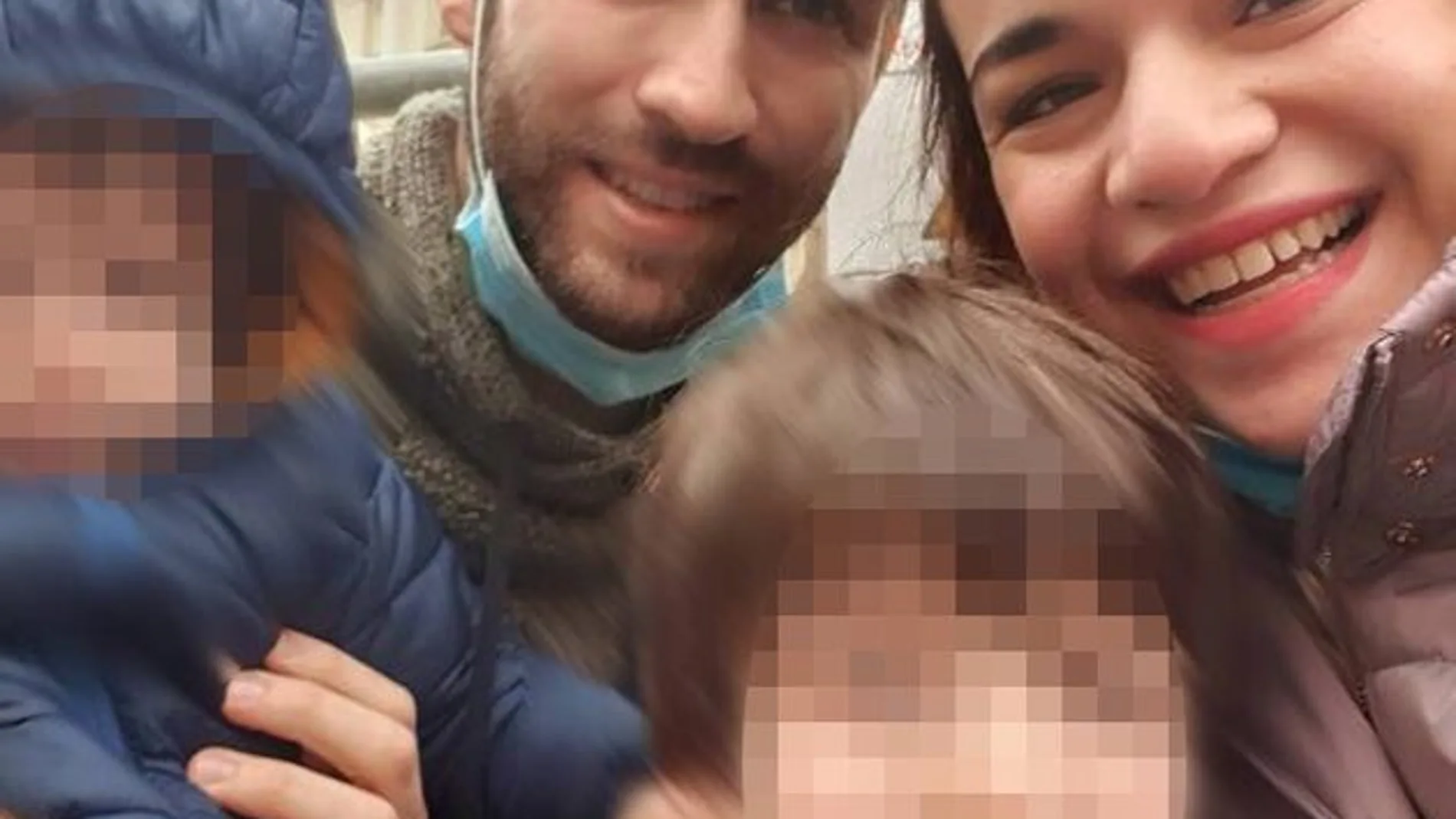 Los padres de Eitan y su hermano, en una foto de este año