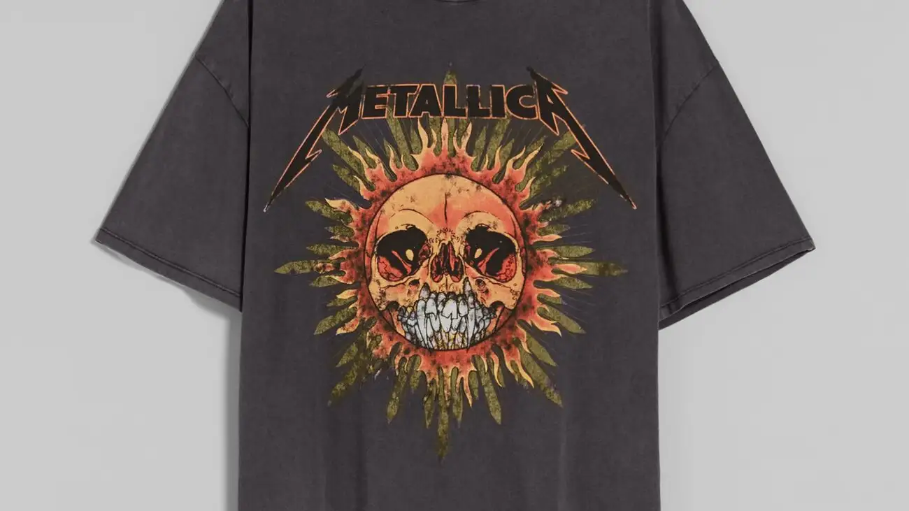 Camiseta amplia en color gris, de Metallica