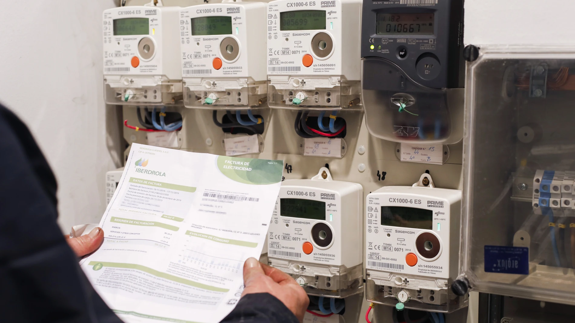 Una factura de la luz y contadores