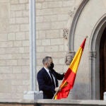 Al retirar la bandera de España, que estaba junto a la catalana cuando ha comparecido Sánchez, se ha quedado solo la “senyera” detrás de Aragonès.