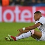 15 September 2021, Belgium, Bruges: PSG's Kylian Mbappe lies injured on the ground during the UEFA Champions League group A soccer match between Club Brugge KV and Paris Saint-Germain at Jan Breydel Stadium. Photo: Dirk Waem/BELGA/dpa15/09/2021 ONLY FOR USE IN SPAIN