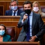 . MADRID, 15/09/2021.- El presidente del PP, Pablo Casado (d), se dirige al presidente del Ejecutivo durante la sesión de control al Gobierno celebrada este miércoles en el Congreso. EFE/Juan Carlos Hidalgo