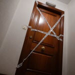 Puerta precintada de la vivienda con un caso de violencia machista. M. Dylan / Europa Press