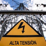 Cartel de peligro por alta tensión en una torre eléctrica