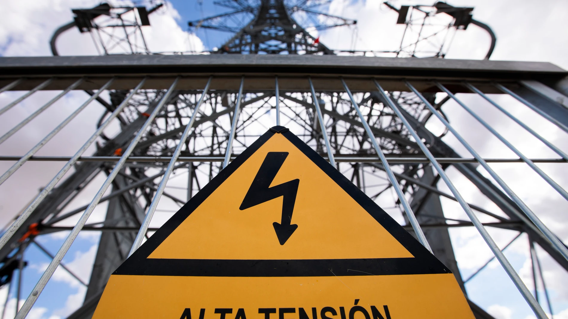 Cartel de peligro por alta tensión en una torre eléctrica