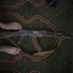 Un combatiente talibán deja su AK47 durante el rezo del viernes en una mezquita de Kabul