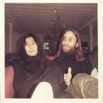 John Lennon y Yoko Ono en Thy, al norte de Dinamarca, fotografiados para el periódico local por unos estudiantes
