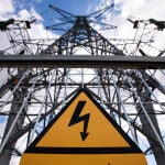 Imagen de torre eléctrica y tendido eléctrico