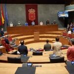 El pleno del Parlamento de Navarra guarda un minuto de silencio en memoria de la última víctima de la violencia de géneroPARLAMENTO DE NAVARRA16/09/2021