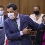 El presidente de la Junta, Juanma Moreno, durante su intervención en la sesión de control al Gobierno en el Parlamento andaluz