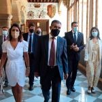 El presidente del TSJA, Lorenzo del Río (c), acompañado de la presidenta del Parlamento de Andalucía, Marta Bosquet (i), y el vicepresidente de la Junta y consejero de Turismo, Regeneración, Justicia y Administración Local, Juan Marín (3i detrás)