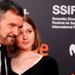 GRAFCAV8241. SAN SEBASTIÁN, 17/09/2021.- El actor Antonio Banderas y su hija Stella del Carmen en la alfombra roja de la gala inaugural de la 69 Edición del Festival Internacional de Cine de San Sebastián, en la que la actriz francesa Marion Cotillard recibirá el premio Donostia. EFE/Javier Etxezarreta