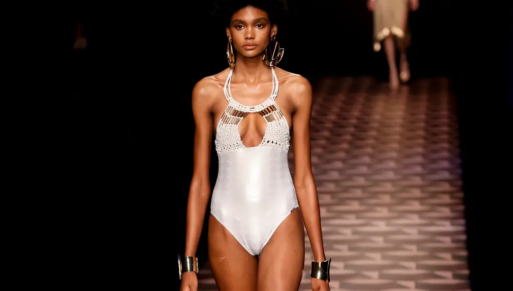 MADRID, 17/09/2021.- Una modelo luce una creación de la firma Dolores Cortés, durante el desfile en la Mercedes-Benz Fashion Week Madrid este viernes.- EFE/ Ballesteros