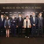 Las autoridades, ayer, con los representantes de la Cadena SER