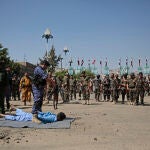 Uno de los condenados por el asesinato de Saleh al-Samad yace en el suelo esperando el tiro por la espalda
